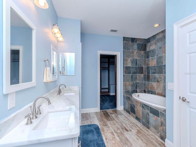 MASTER BATHROOM-DOUBLE VANITIES/6' SOAKER TUB | Image 20