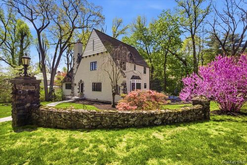 1 Aviemore Dr, New Rochelle, NY, 10804-4714 | Card Image