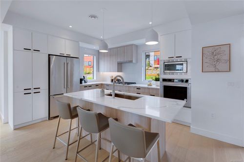 11-4253 Dieppe Rd, Saanich, BC, V8X2N2 | Card Image
