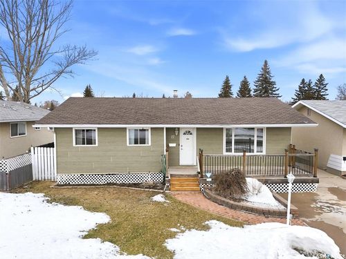 17 Malta Crescent, Saskatoon, SK, S7L3V9 | Card Image