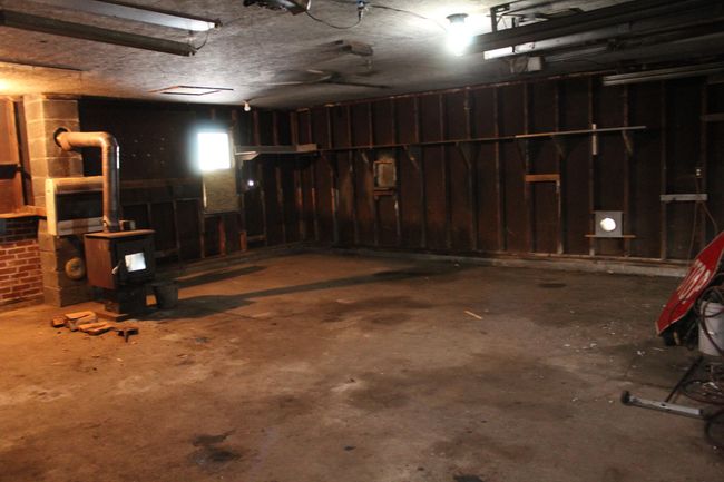 another 1 car garage around back in another picture | Image 46