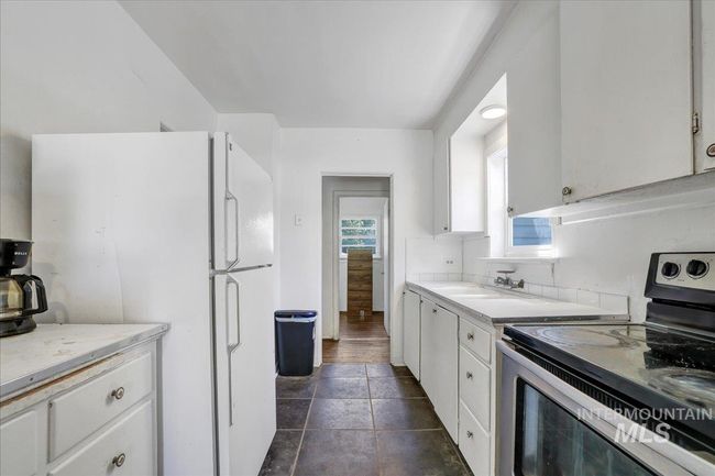 202 E 2 Nd St, Home with 5 bedrooms, 2 bathrooms and 2 parking in Shoshone ID | Image 8
