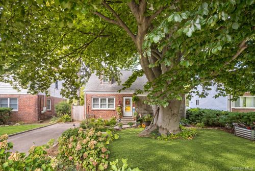 38 Middle Neck Road, North Hempstead, NY, 11050 | Card Image