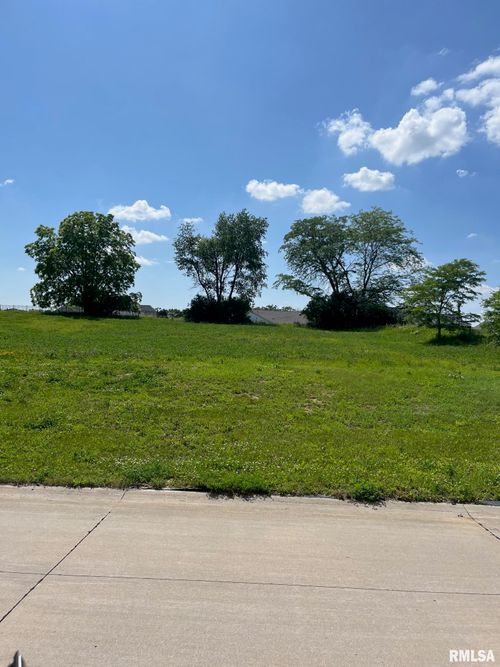 5088 Woody Creek Ln, Bettendorf, IA, 52722-2491 | Card Image
