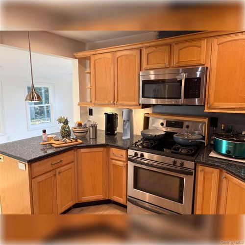 20 Jay St, Ronkonkoma, NY, 11779-2713 | Card Image