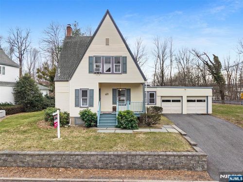 6 Cottage Pl, Allendale, NJ, 07401-1604 | Card Image