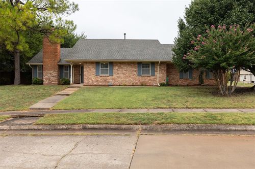 1701 Heritage Circle, Moore, OK, 73160 | Card Image