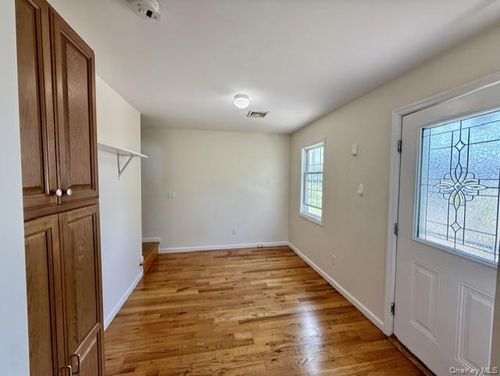 1005 6th St, West Babylon, NY, 11704-4543 | Card Image