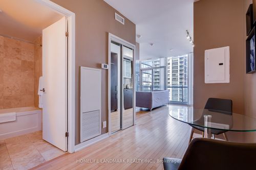 1807-14 York St, Toronto, ON, M5J0B1 | Card Image