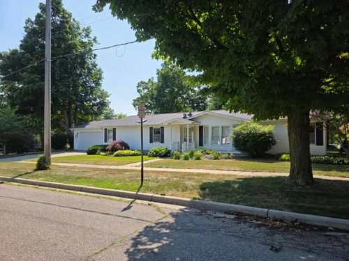 121 N Decker Ave, Fremont, MI, 49412-1377 | Card Image