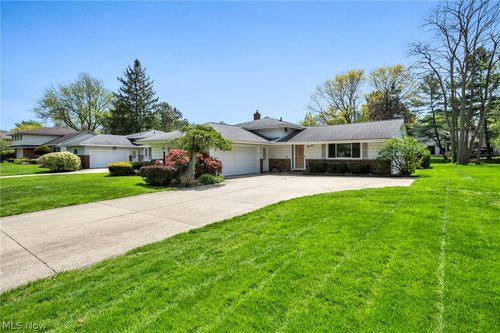 1994 Aldersgate Dr, Lyndhurst, OH, 44124-3860 | Card Image