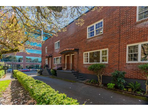 18-4341 Ne Halsey St, Portland, OR, 97213-1500 | Card Image