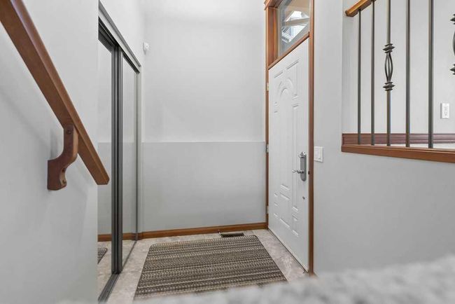 76 Coach Gate Way Sw, House other with 3 bedrooms, 2 bathrooms and 4 parking in Calgary AB | Image 6