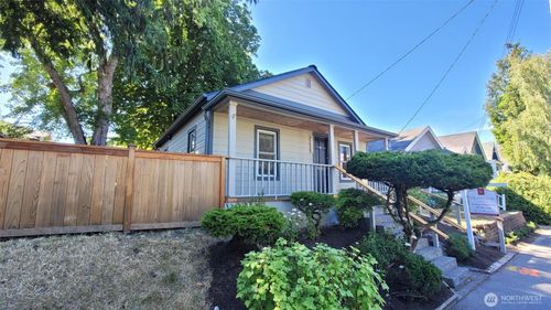 5621 Brooklyn Ave Ne, Seattle, WA, 98105-2611 | Card Image
