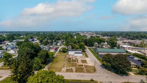 1811 25th St, Port Huron, MI, 48060-7477 | Card Image