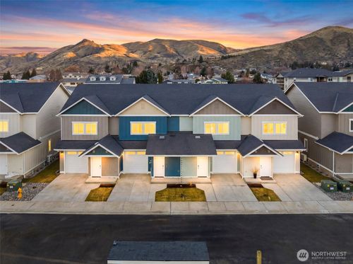 e18-1075 Red Apple Rd, Wenatchee, WA, 98801-3380 | Card Image