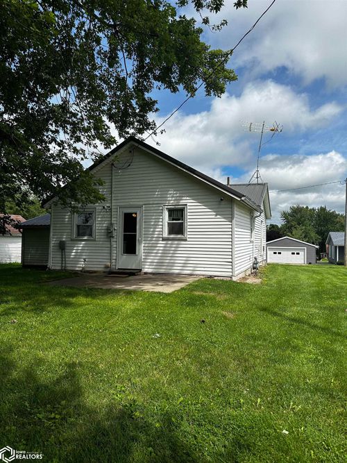 511 Middle St, Brooklyn, IA, 52211-9451 | Card Image