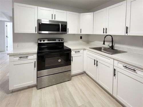 apt-205-12215 W Dixie Hwy, North Miami, FL, 33161-5497 | Card Image