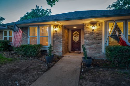 1903 Sussex Dr, Carrollton, TX, 75007-2409 | Card Image