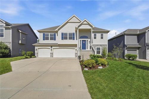 1636 Shadow Dr, Leavenworth, KS, 66048-7204 | Card Image