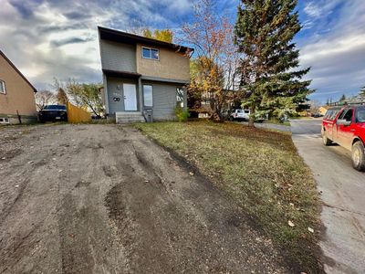 9921 71 Ave, Home with 3 bedrooms, 2 bathrooms and 2 parking in Grande Prairie AB | Image 3