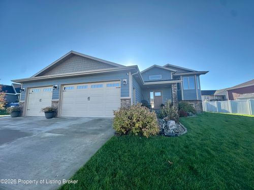2758 Country Oak Drive, Dickinson, ND, 58601 | Card Image