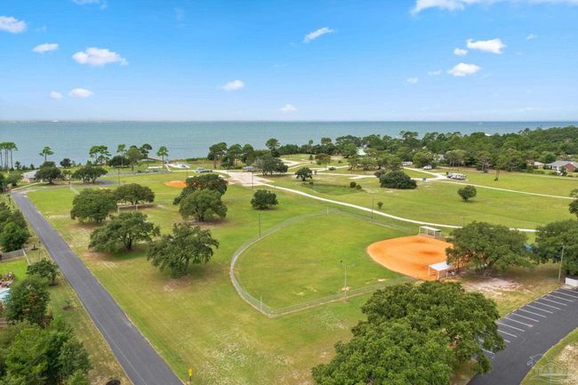 7008 Turnberry Cir, House other with 4 bedrooms, 2 bathrooms and 3 parking in Navarre FL | Image 44