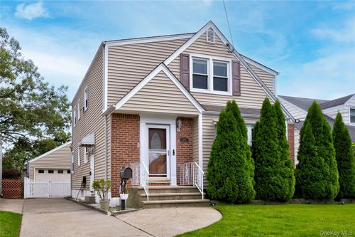209 Beech St, Floral Park, NY, 11001-3317 | Card Image