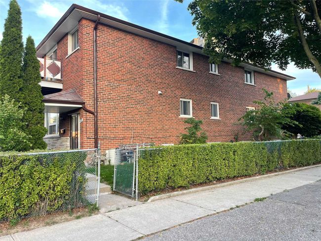 MAIN - 43 Chapman Ave, Home with 3 bedrooms, 1 bathrooms and 1 parking in East York ON | Image 2