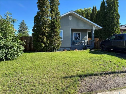 944 Brown St, Moose Jaw, SK, S6H2Z2 | Card Image
