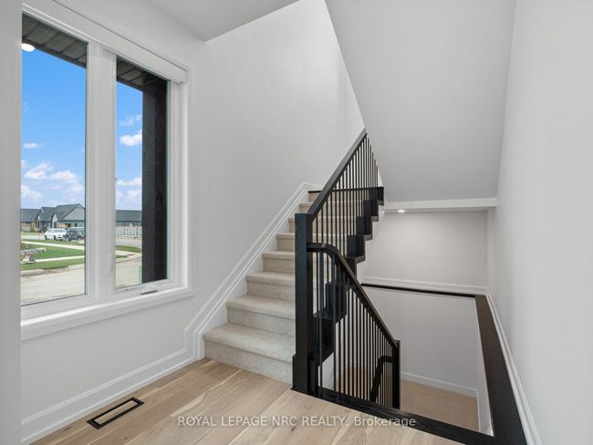 200 Klager Ave, House attached with 3 bedrooms, 4 bathrooms and 1 parking in Fonthill ON | Image 6