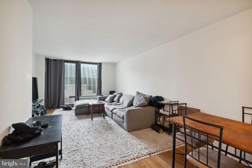 apt-8o-1420 Locust St, PHILADELPHIA, PA, 19102-4206 | Card Image