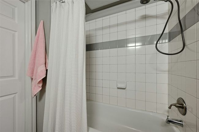 Bathroom with shower / bath combo with shower​​‌​​​​‌​​‌‌​‌‌​​​‌‌​​‌‌​‌​​​​​‌ curtain | Image 10