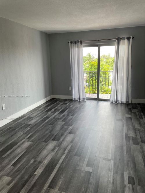 apt-302-3075 Nw 7th St, Miami, FL, 33125-4246 | Card Image