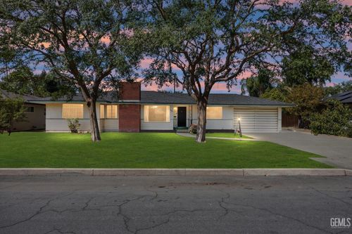 2469 Pine St, Bakersfield, CA, 93301-2741 | Card Image