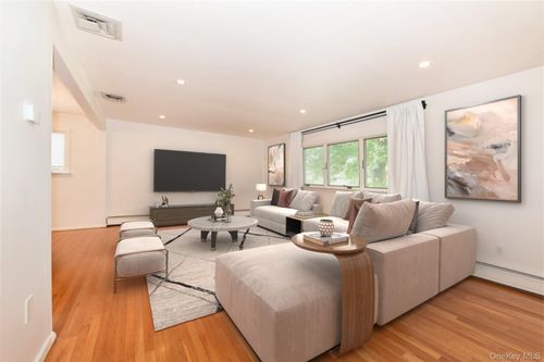 18 Cumberland St, Rockville Centre, NY, 11570-5108 | Card Image