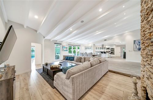 22914 Calvert St, Woodland Hills, CA, 91367-3827 | Card Image