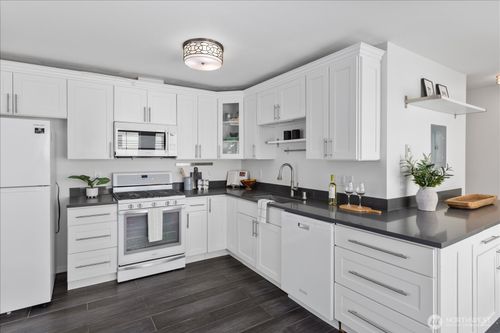 c-13716 Midvale Ave N, Seattle, WA, 98133-7051 | Card Image