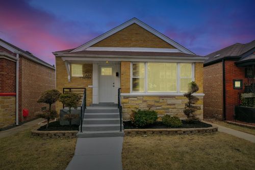 8133 S Saginaw Avenue, Chicago, IL, 60617 | Card Image