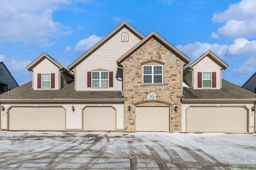 2252 W Vista Bella Dr, Oak Creek, WI, 53154-2662 | Card Image
