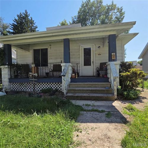916 W Monroe St, Belleville, IL, 62220-2352 | Card Image