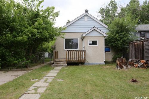 2030 Queen St, Regina, SK, S4T4C1 | Card Image
