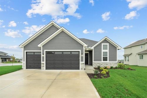 4551 145th Ct, Basehor, KS, 66007-7801 | Card Image