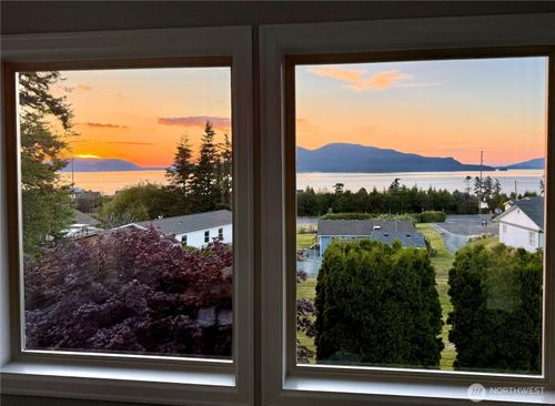 4211 Glasgow Way, Anacortes, WA, 98221-1110 | Card Image