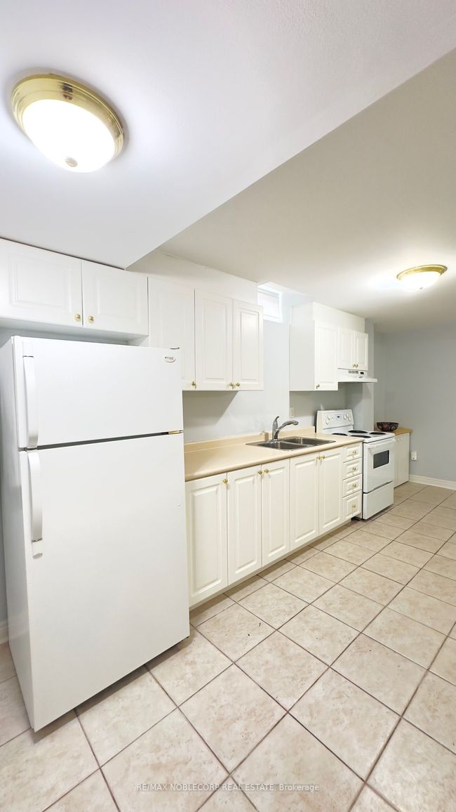 188 View Crt North, House other with 1 bedrooms, 1 bathrooms and 2 parking in Vaughan ON | Image 4
