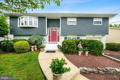 8 Dan Rd, Hamilton, NJ, 08620-1618 | Card Image