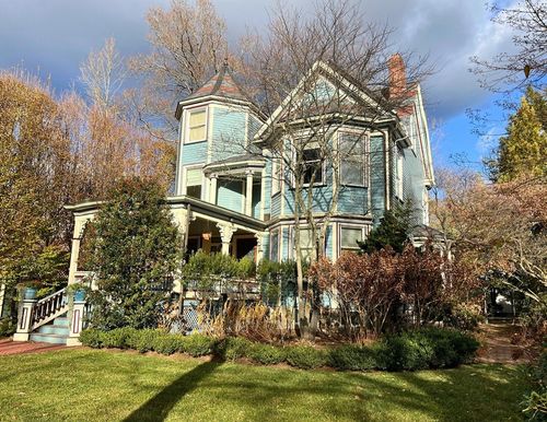 12 Brook St, Wellesley, MA, 02482-6601 | Card Image