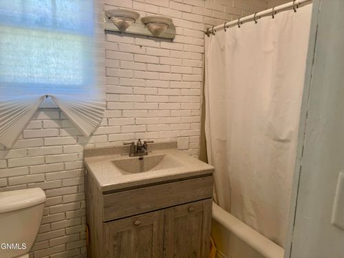 703 4th Avenue, Washburn, ND, 58577 | Card Image