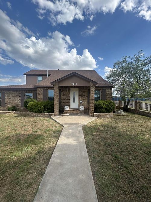 701 E 40th St, San Angelo, TX, 76903-1827 | Card Image