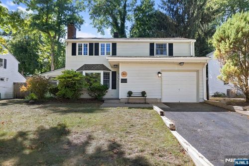 40 Campbell St, Waldwick, NJ, 07463-2404 | Card Image